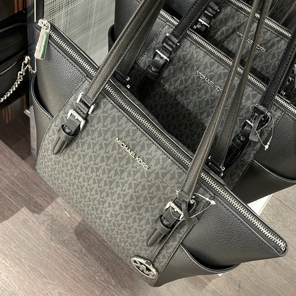 MICHAEL KORS CHARLOTTE LARGE TOP ZIP Tote bag   
Black Signature - Picture 7 of 16